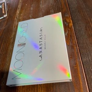 Anastasia Beverly Hills Moon Child highlighter palette